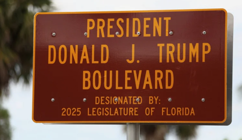 Дорога біля Мар-а-Лаго стала бульваром Трампа